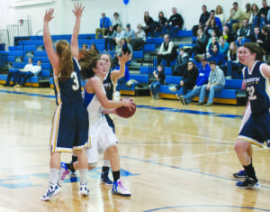 Women sweep Rochester, Emory on Senior Weekend