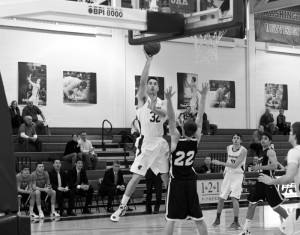 Men’s hoops upset Rochester, can’t keep up with Emory