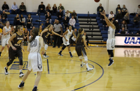 Women’s basketball wins in the clutch
