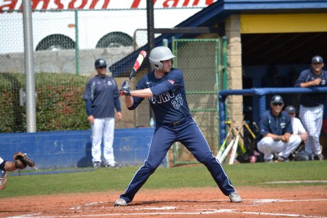 Baseball upsets top ten team, splits series