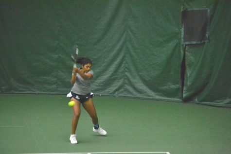 Women’s tennis splits two matches