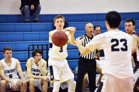 Men’s basketball wins first road game at University of Chicago in decade