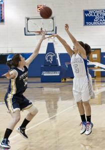 Women sweep last home weekend, move within two games of first
