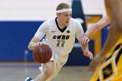 Men’s basketball win final game at home