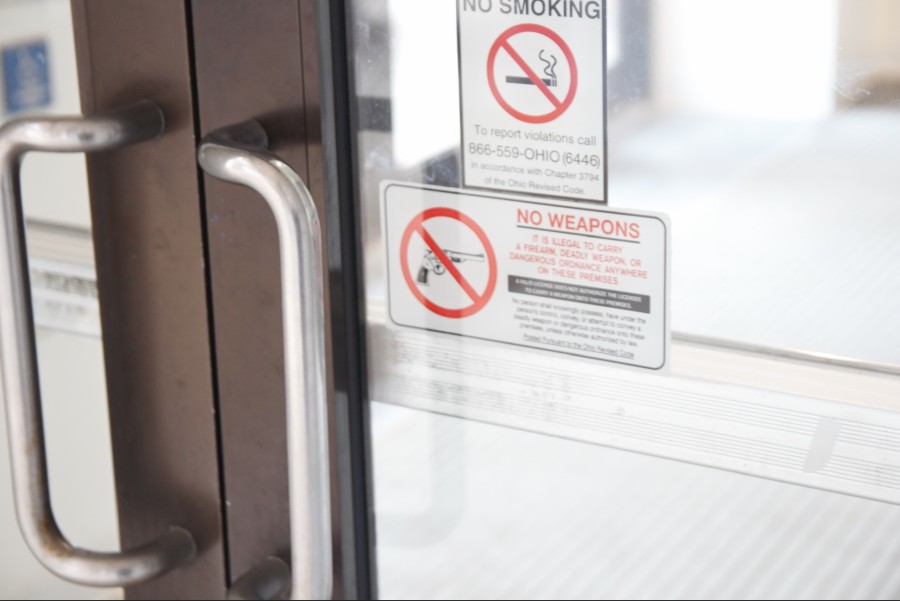 A sign notifying CWRU affiliated individuals and visitors that firearms are not permitted in the Kelvin Smith Library. 