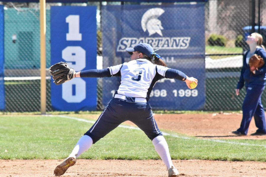 The softball team bounced back from a loss to win three straight games against New York University, bringing the team’s record to 20-7.