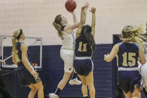 Women’s basketball starts strong, Hillary Hellmann breaks record