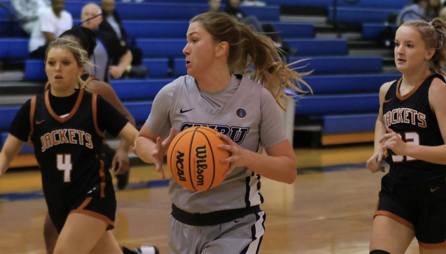 Second-year+guard%2Fforward+Lucy+Vanderbeck+scores+11+points%2C+helping+CWRU+secure+a+long-awaited+victory+against+the+University+of+Rochester