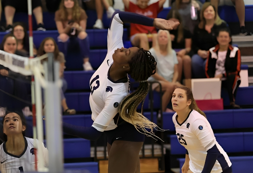 Second-year middle blocker Amanda Ngo contributes to the first set win of CWRUs volleyball team against Averett University during a CWRU Quad game on Sept. 7.