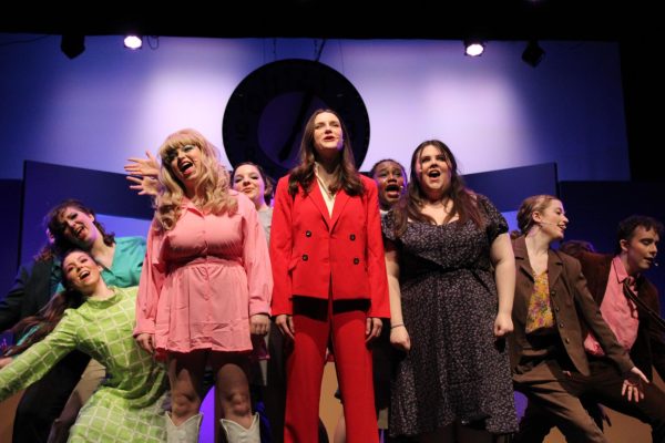 The Footlighters joyously feminine production of 9 to 5 was directed by Milana Sacco, a fourth-year theater and business major. The cast dazzled with their dance numbers and harmonies, exhibiting strong voices that radiated emotion.